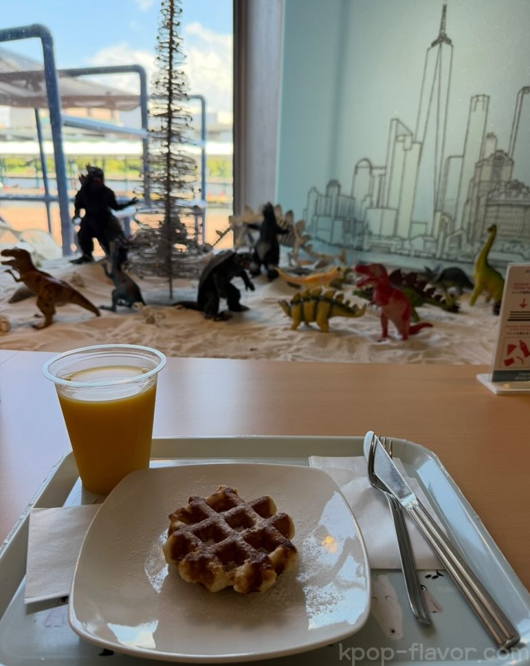 博多豊一の近くにあるカフェ。オシャレな内観とドリンクとワッフル。